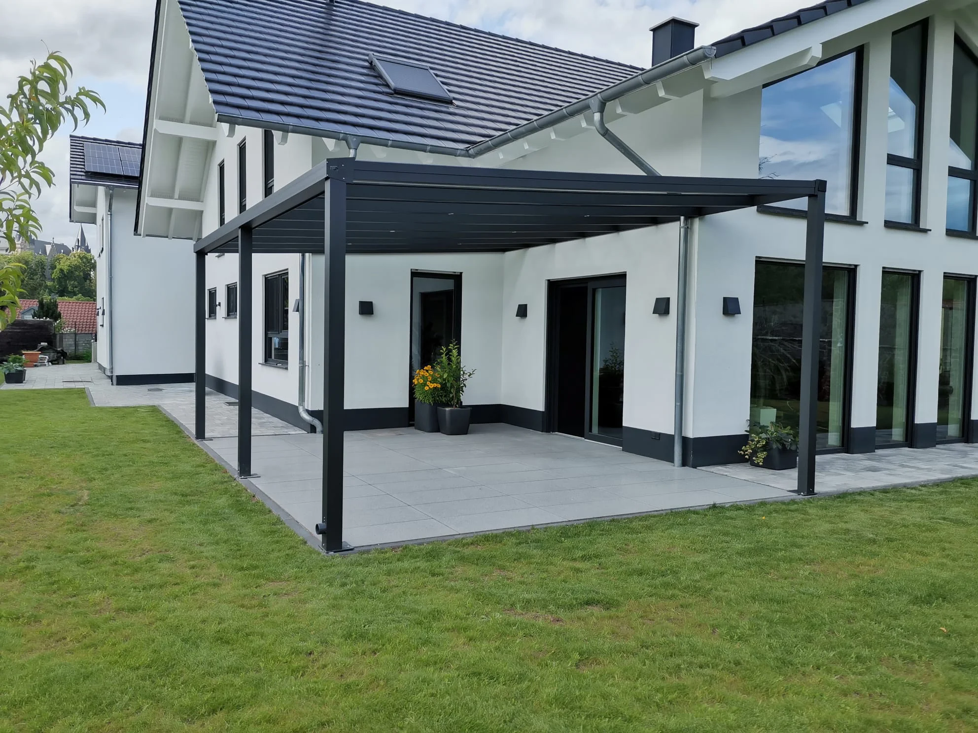 Modernes Aluminium-Terrassendach mit Glasdach in Köln – Terrassenbauer24