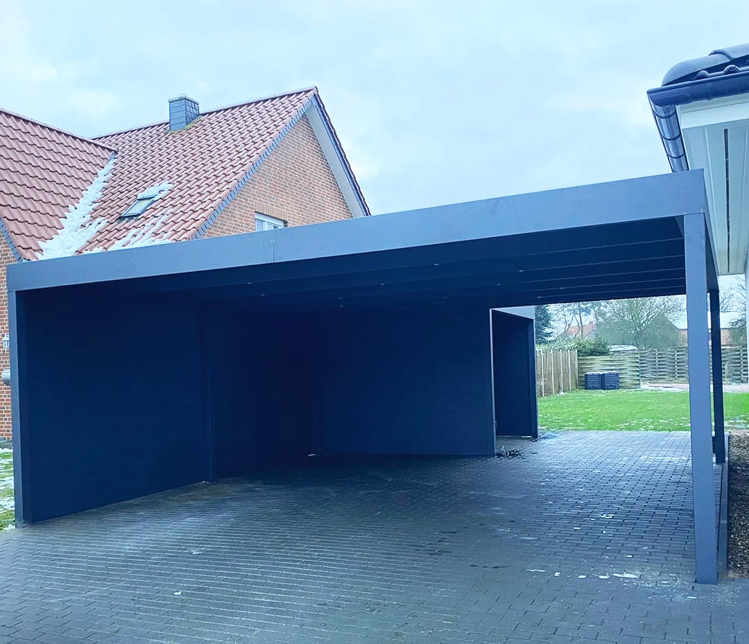 Doppelcarport aus Aluminium mit Seitenwänden und integrierter LED-Beleuchtung