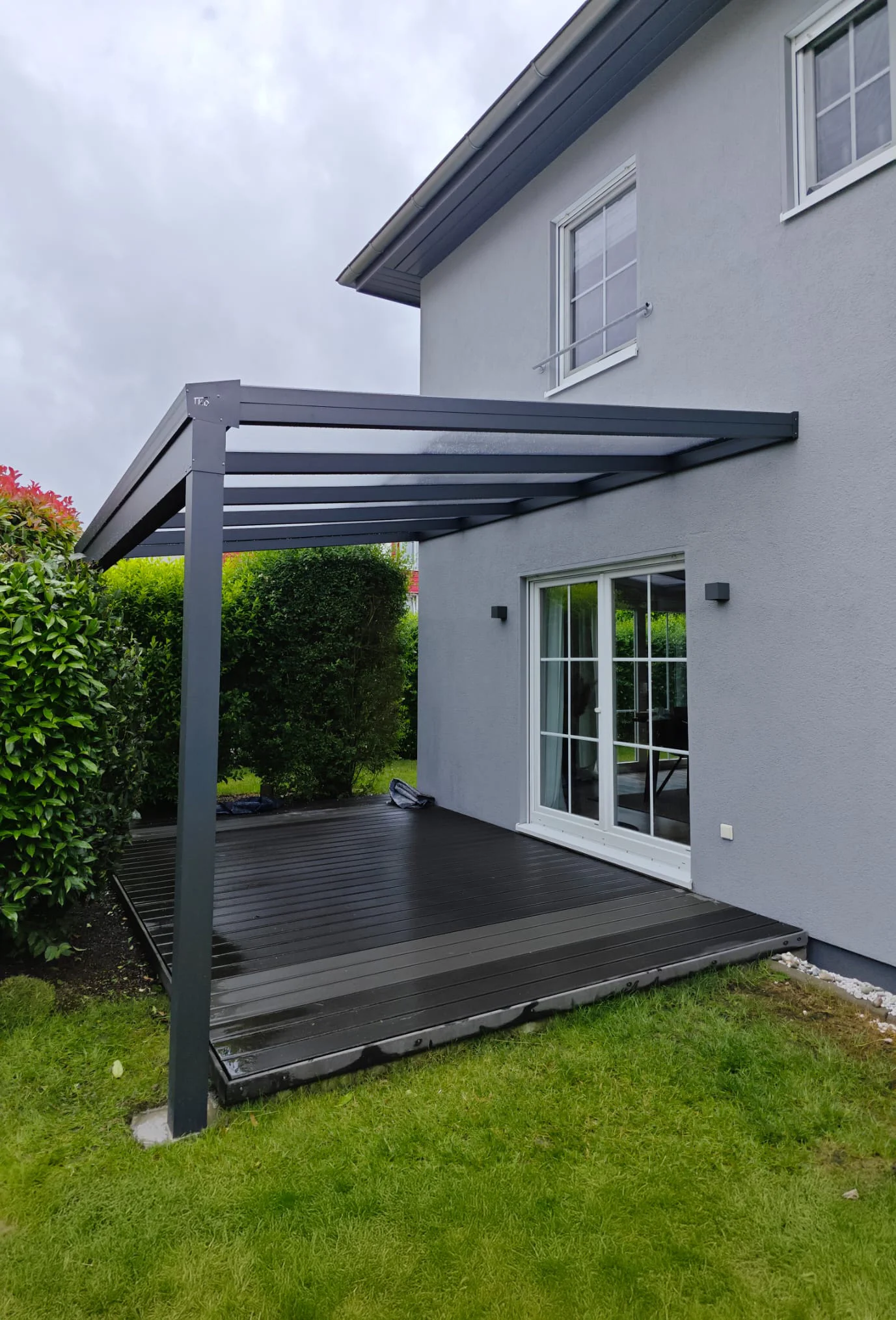 Aluminium-Terrassendach Anthrazit auf WPC-Terrasse in Köln