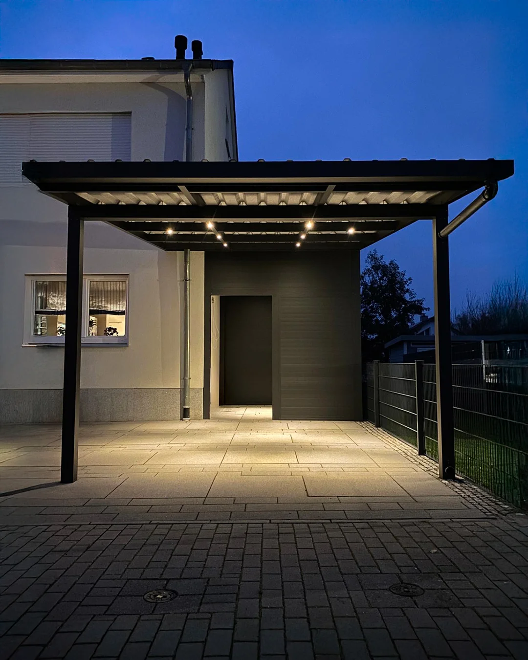 Aluminium-Terrassendach mit LED-Beleuchtung in Hilden