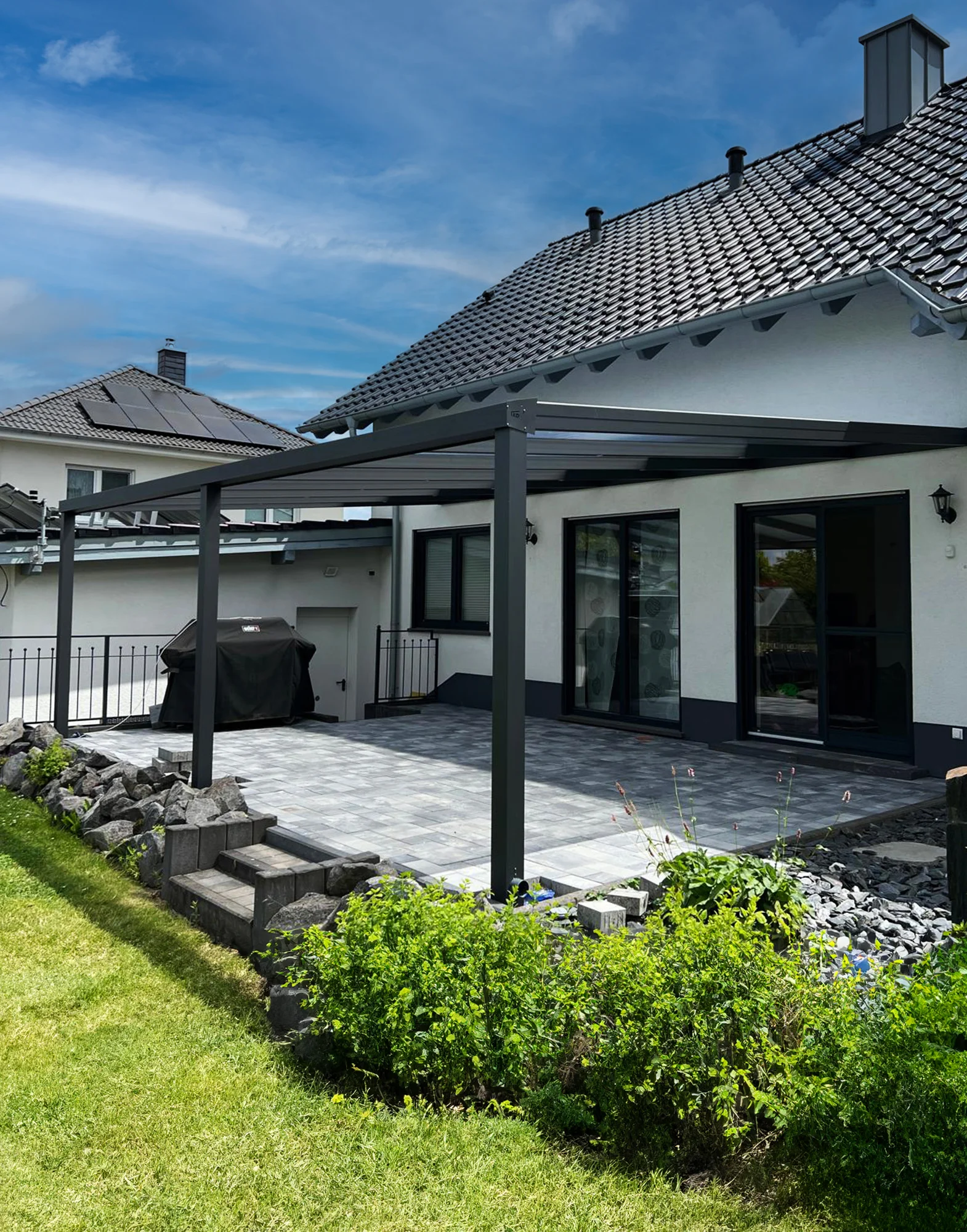 Aluminium-Terrassenüberdachung in Anthrazit mit Glasdach, Referenz aus Bergisch Gladbach