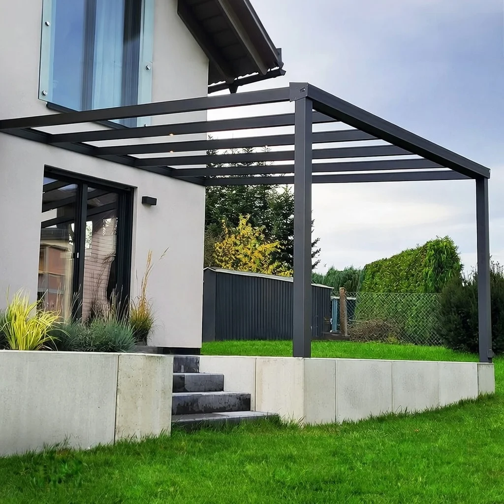 Moderne Aluminium-Terrassenüberdachung in Anthrazit mit Glasdach im Privatgarten