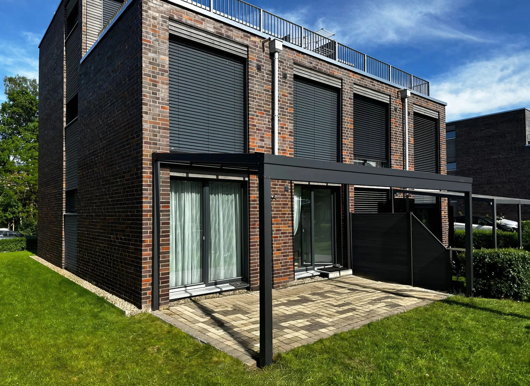 Aluminium-Terrassenüberdachung Anthrazit Klinkerhaus Modern