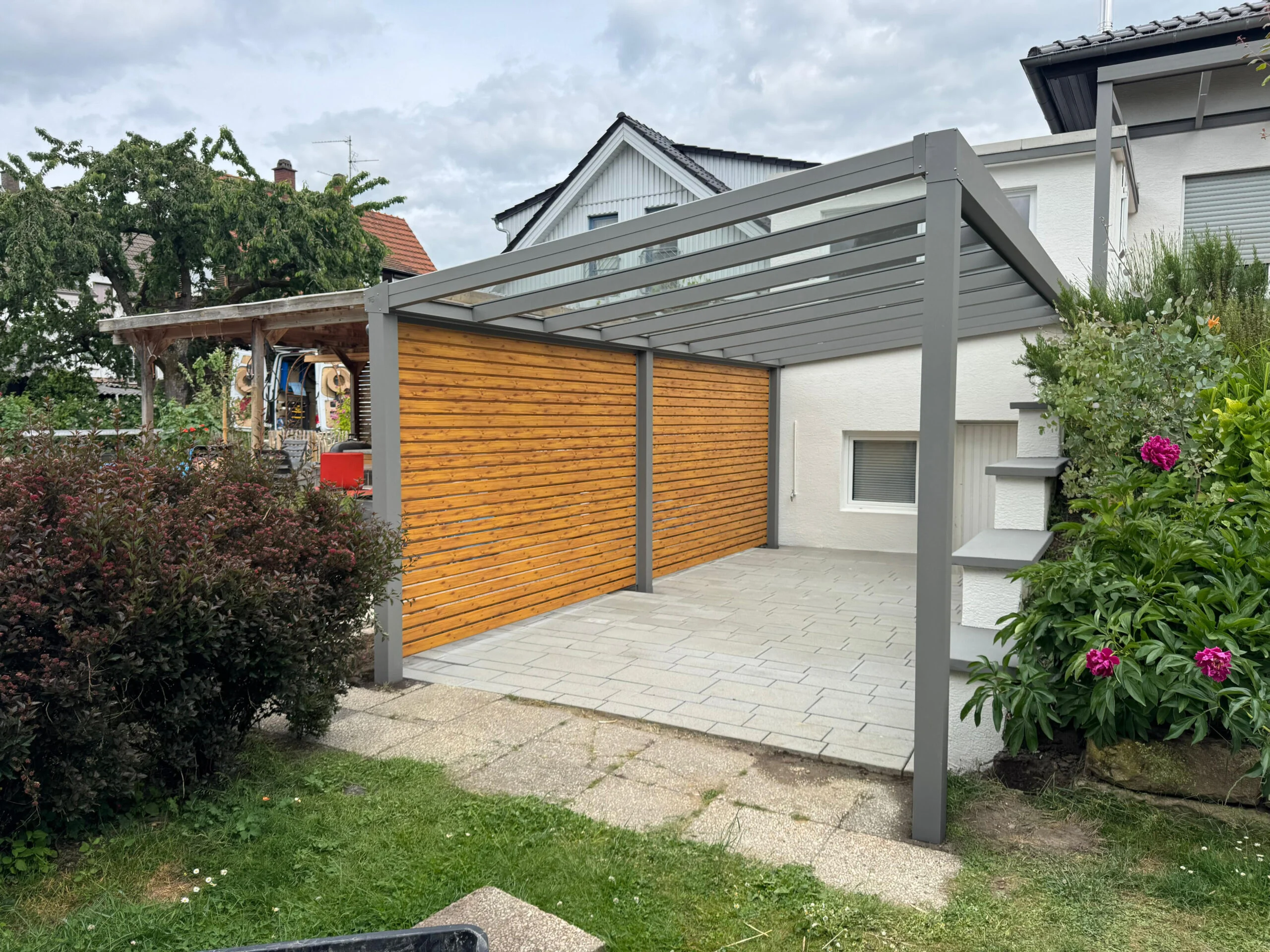 Aluminium-Überdachung mit Holz-Sichtschutz in Odenthal