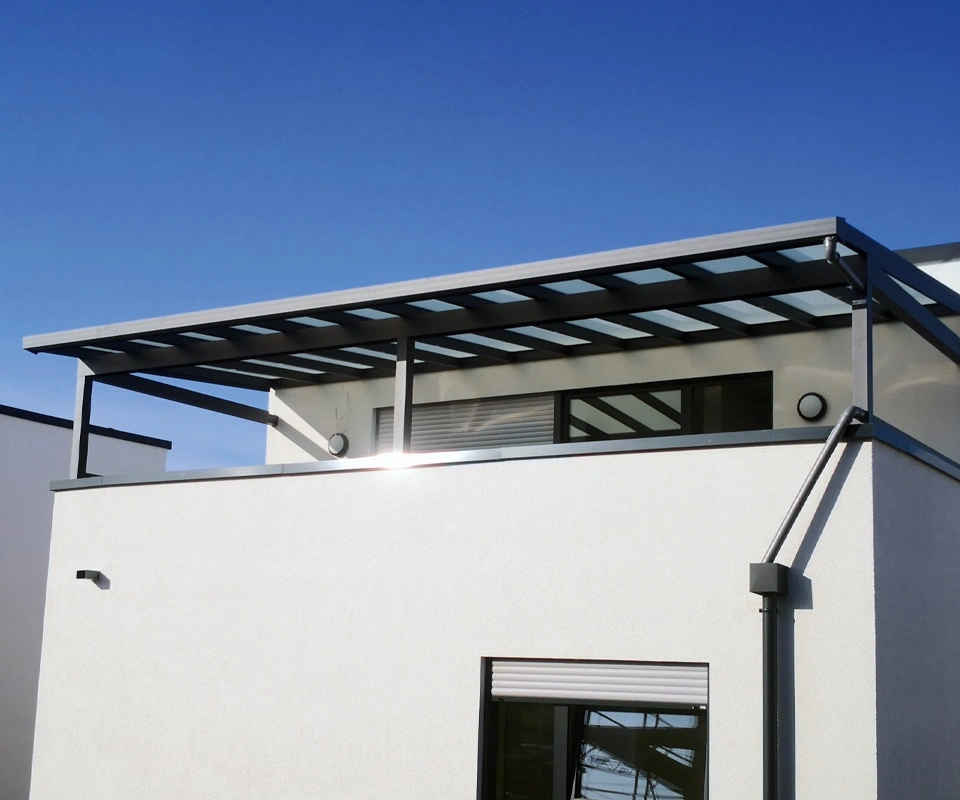 Balkonüberdachung Aluminium Anthrazit mit Glasdach am Neubau