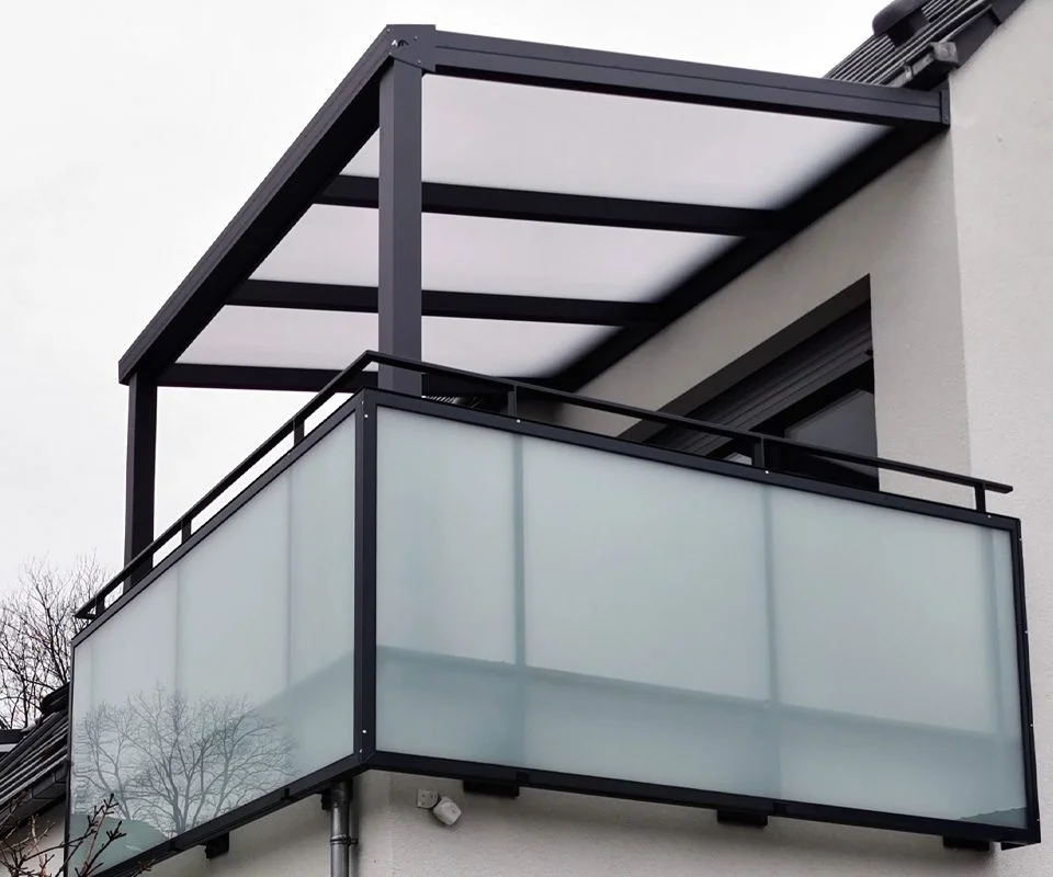 Balkonüberdachung Aluminium Anthrazit mit Glasbrüstung und Sichtschutz Bergisch Gladbach