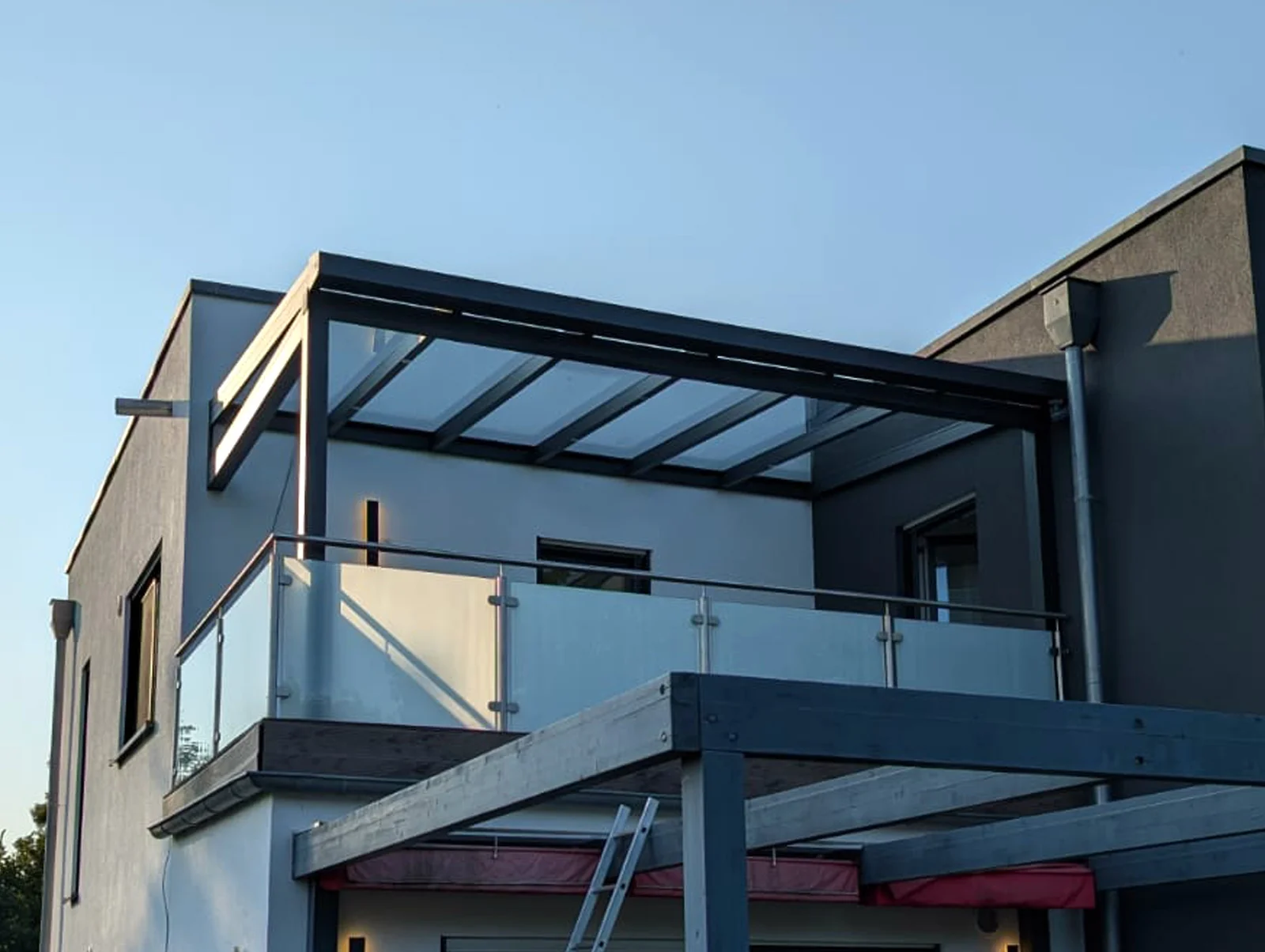 Balkonüberdachung Aluminium Anthrazit Glasdach Abendstimmung Modern