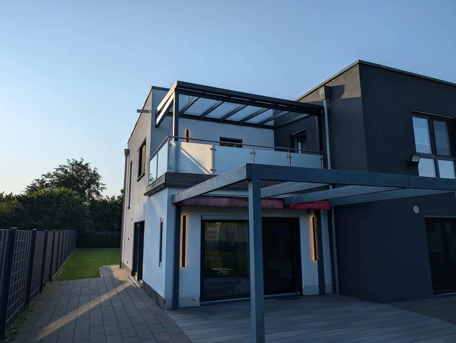 Balkonüberdachung Dachterrasse Anthrazit bei Abendsonne NRW