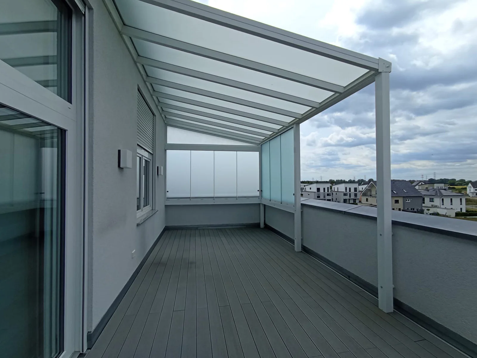 Balkonüberdachung mit Glasdach Weiß auf Dachterrasse Leverkusen