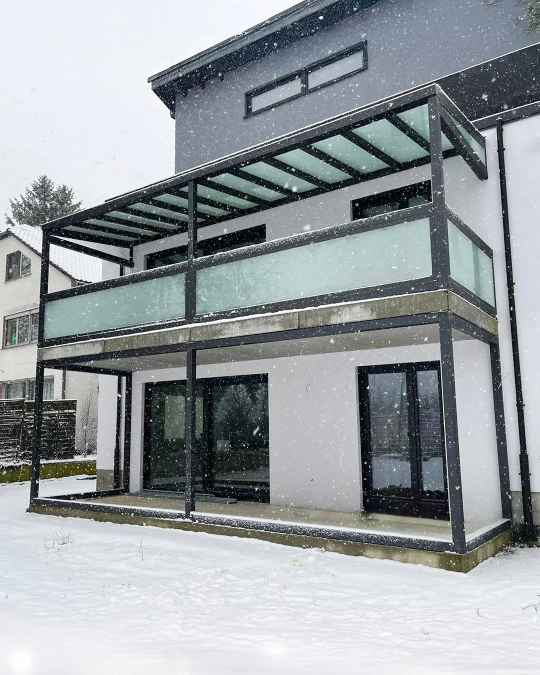 Balkonüberdachung mit Verglasung in Anthrazit, winterfest mit Schnee