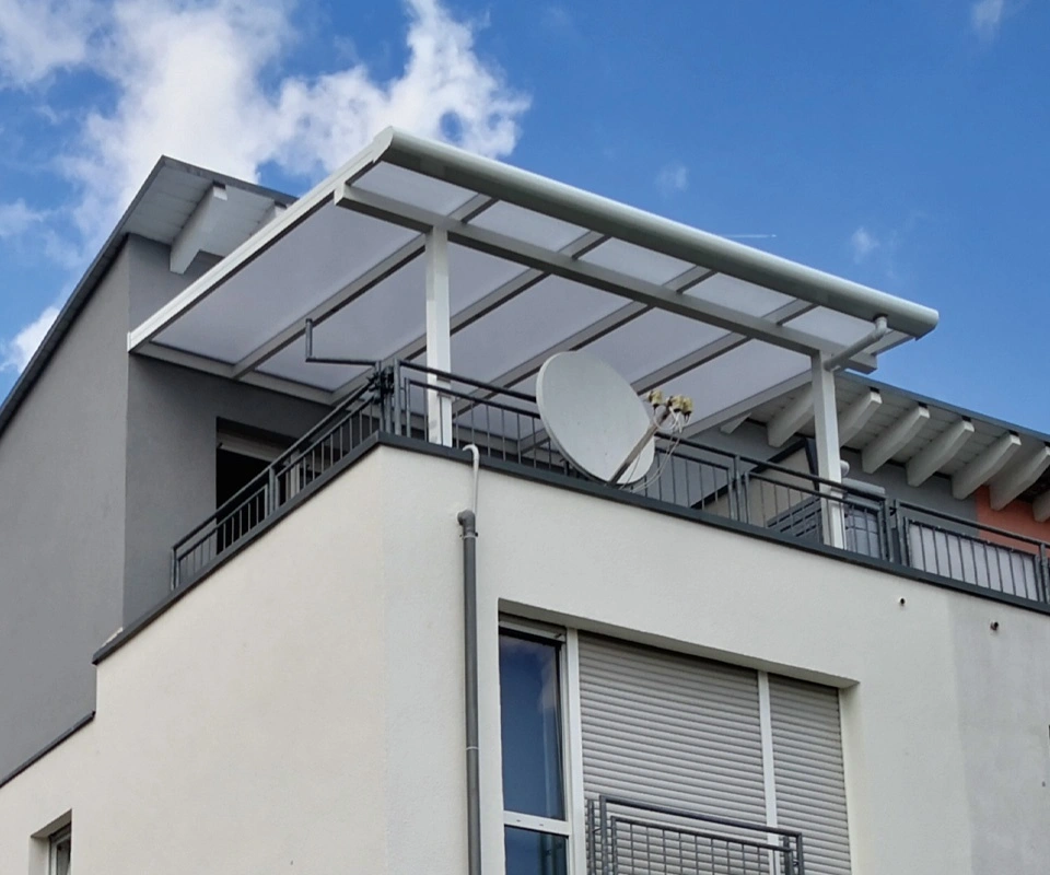 Balkonüberdachung Weiß mit Glasdach am Mehrfamilienhaus