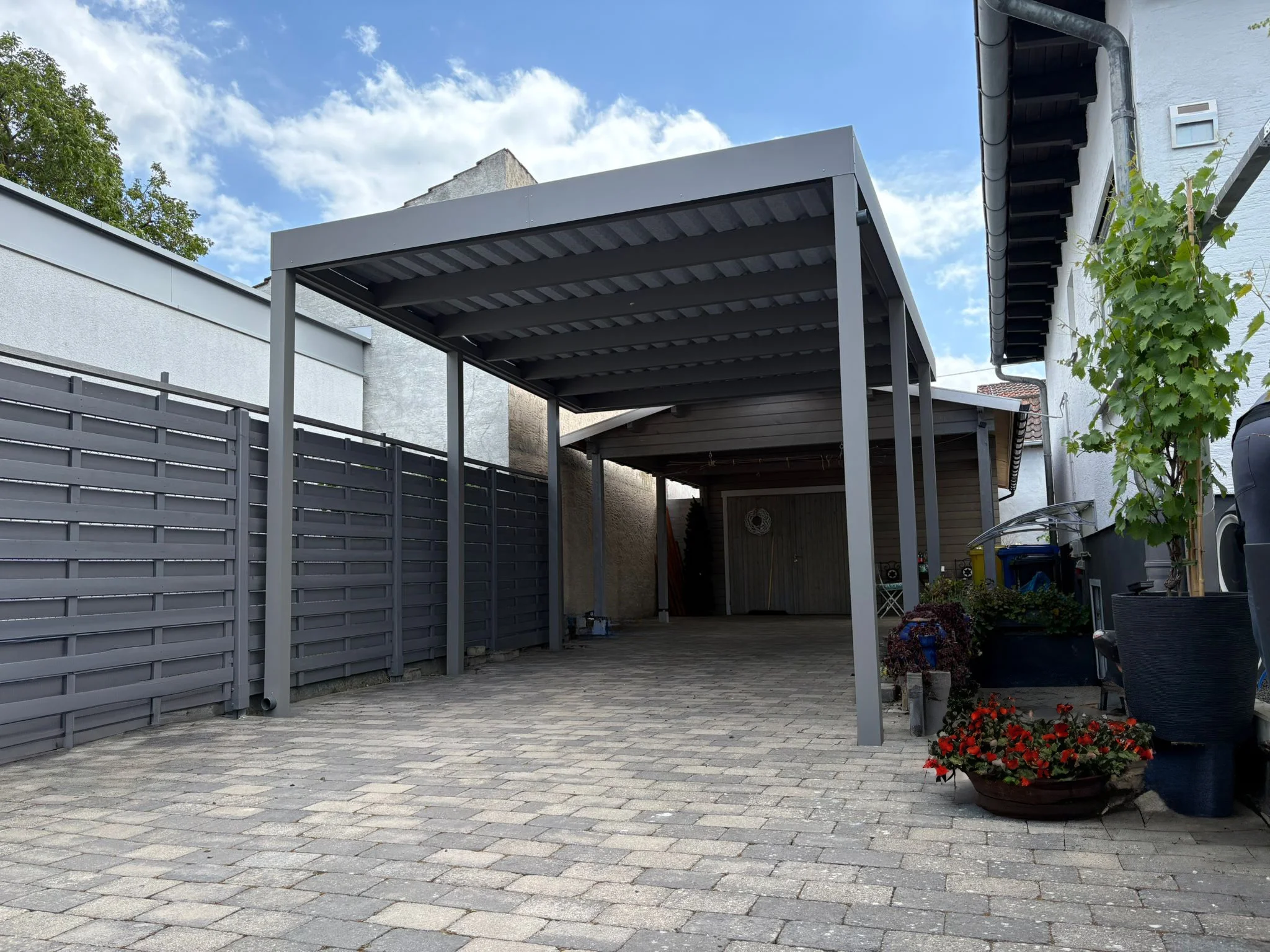 Carport Aluminium Grau Lamellenblende Wohnhof Düsseldorf