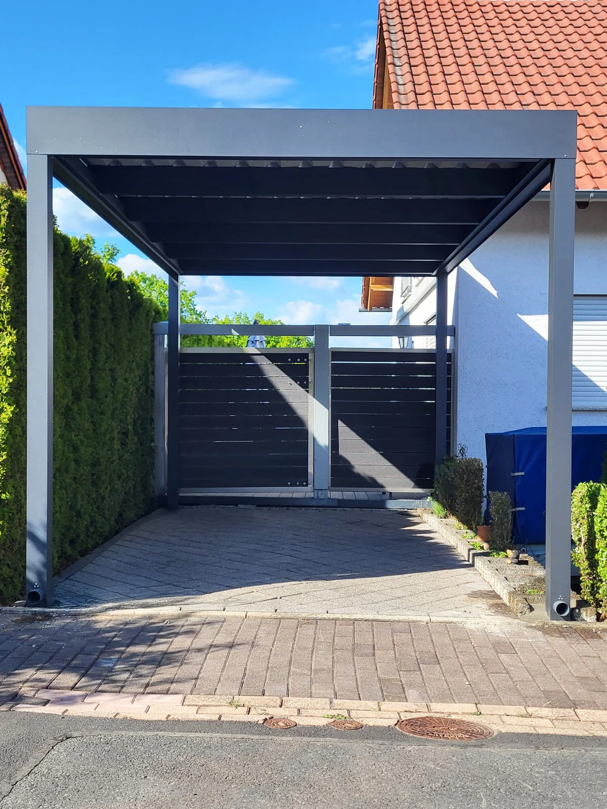 Aluminium-Carport mit Lamellen-Schiebetor in Anthrazit – Detailansicht Köln