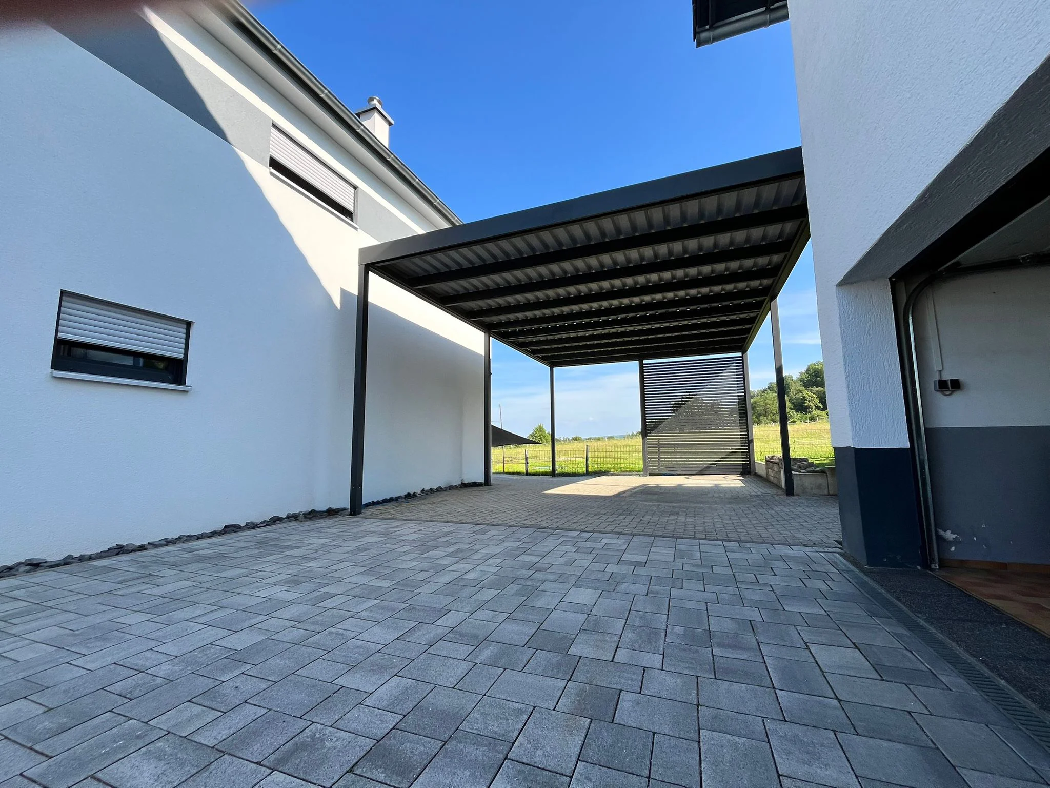 Carport-Hausdurchfahrt aus Aluminium mit Trapezdach – Köln