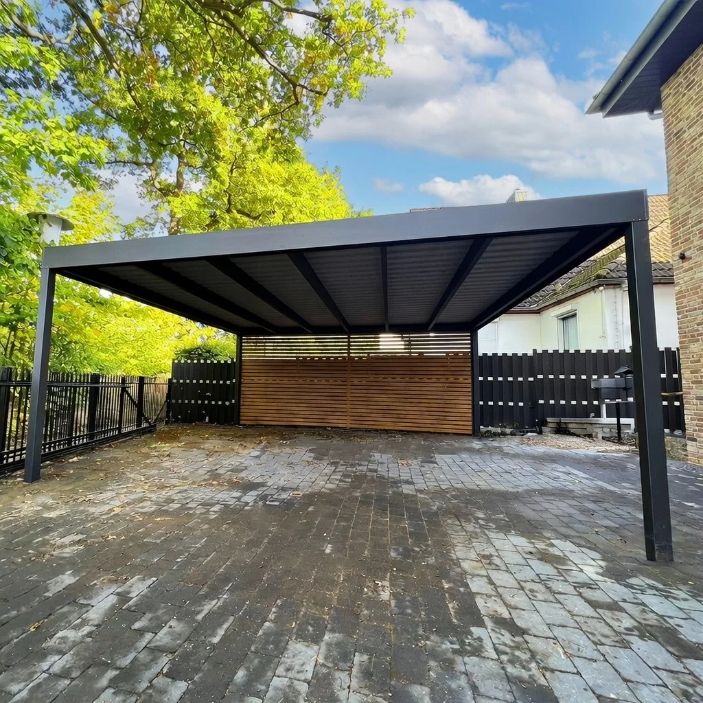 Doppelcarport aus Aluminium in Anthrazit mit Sichtschutzwand – maßgefertigt vor modernem Haus in Köln