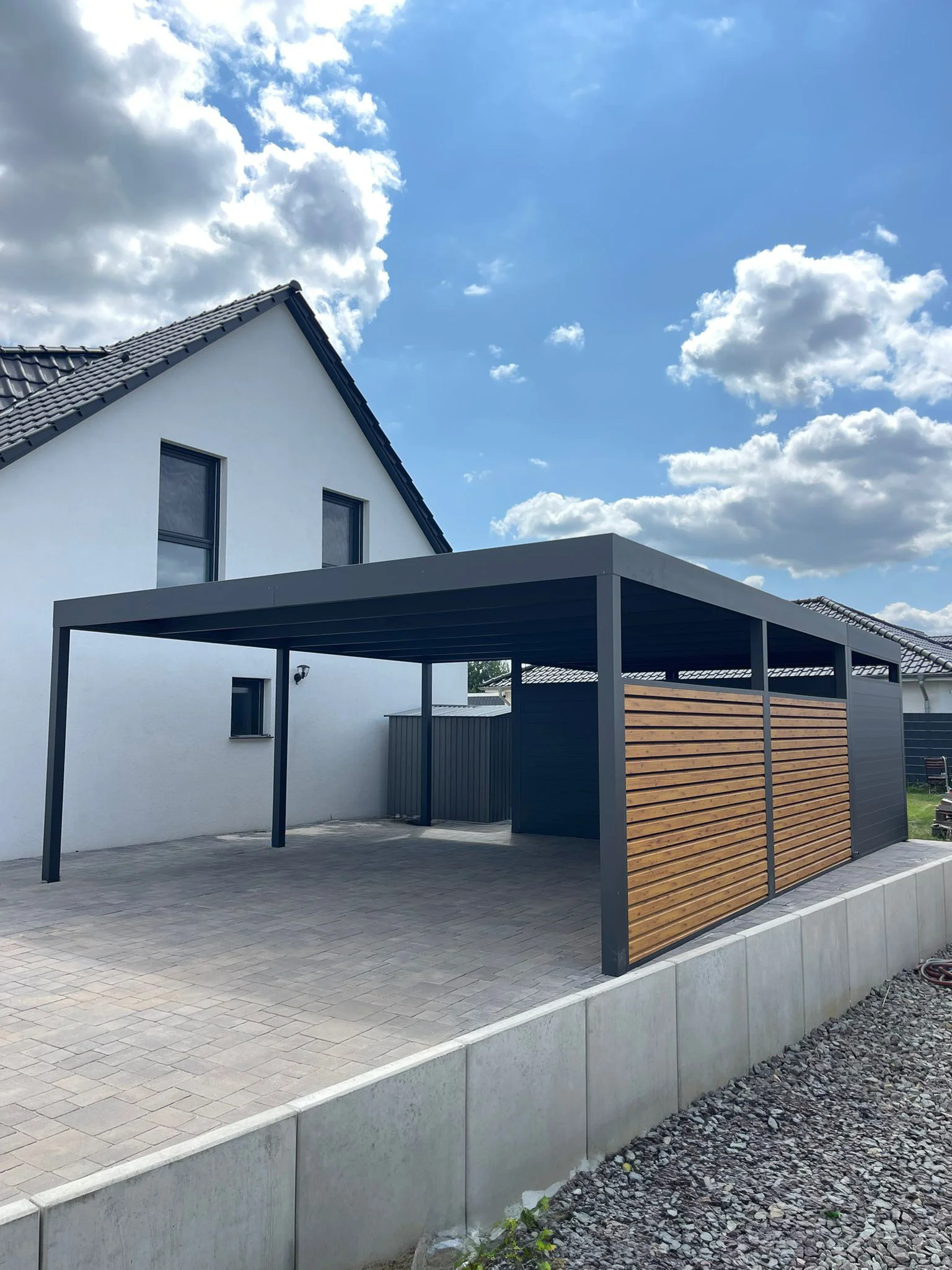 Doppelcarport mit Flachdach und Sichtschutz-Rückwand am Neubau in Düsseldorf