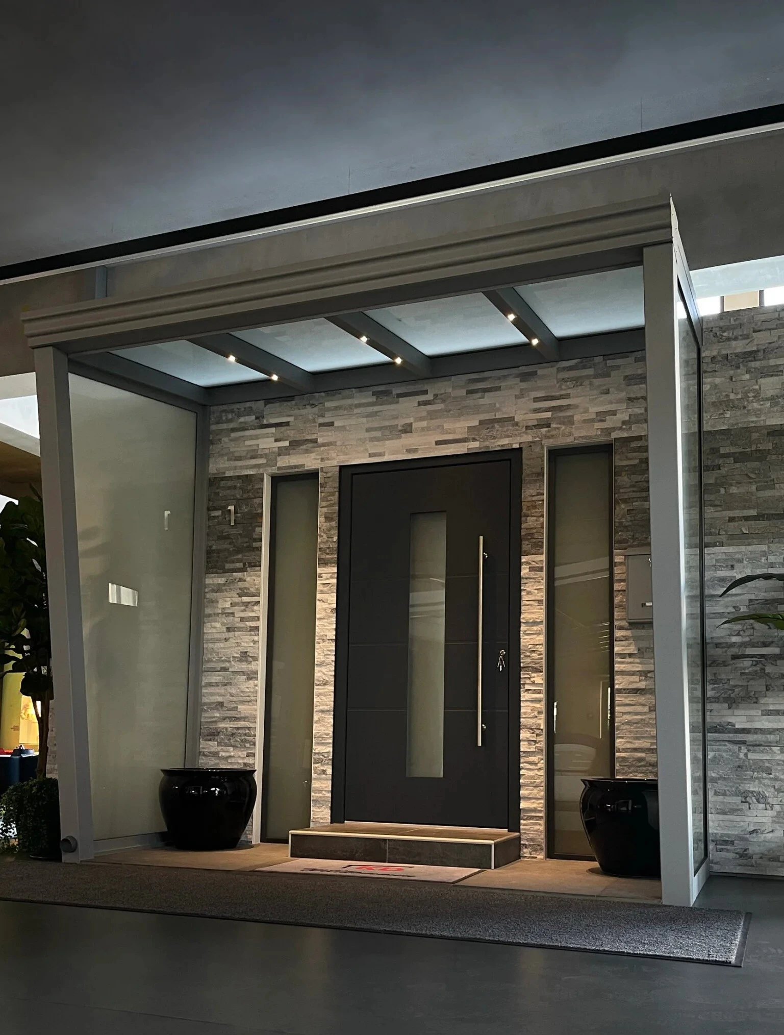 Premium Eingangsportal mit LED-Beleuchtung, Glas und Naturstein in Rösrath