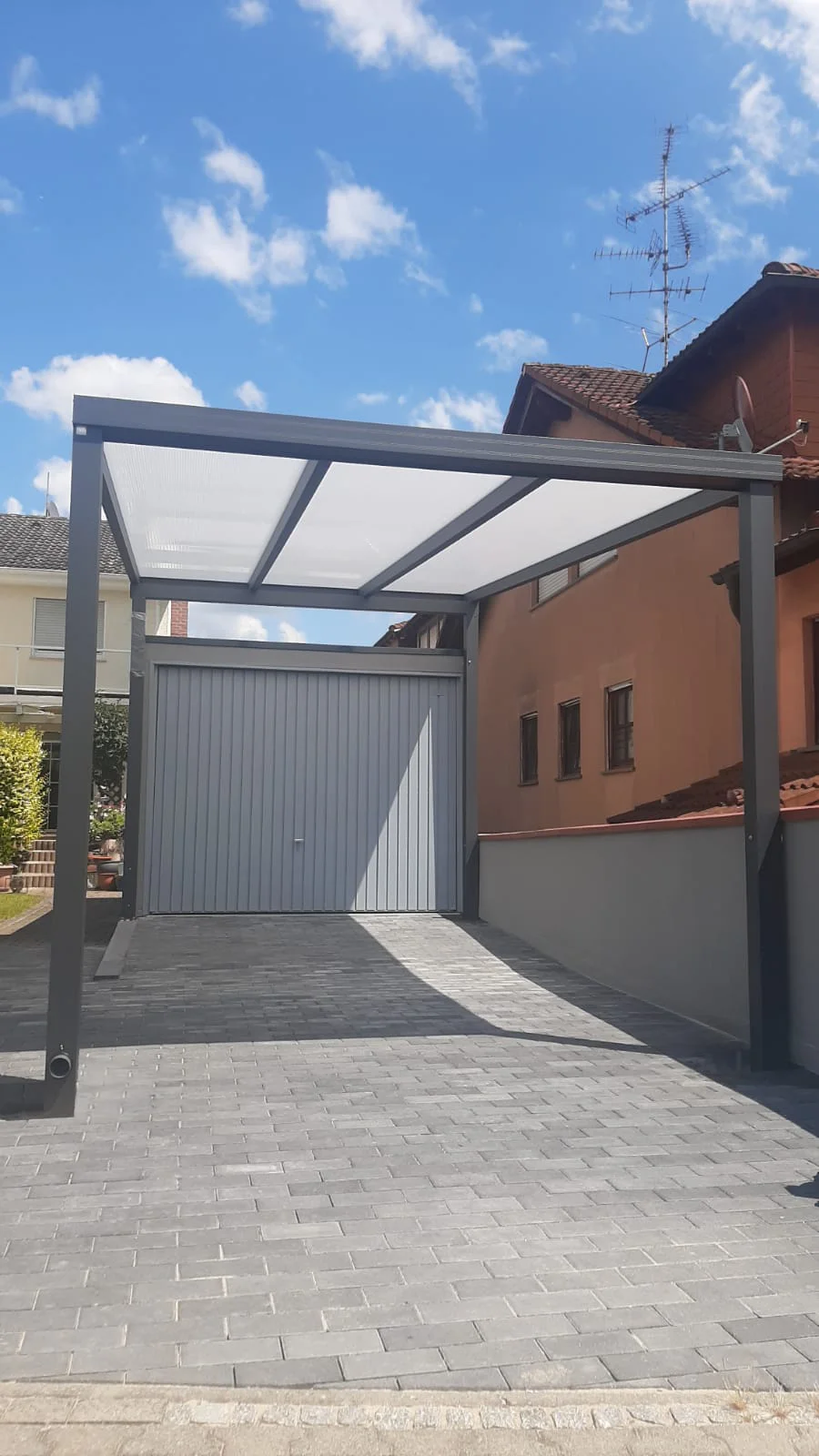 Einzelcarport aus Aluminium mit Stegplatten und integriertem Geräteraum in Anthrazit – Köln
