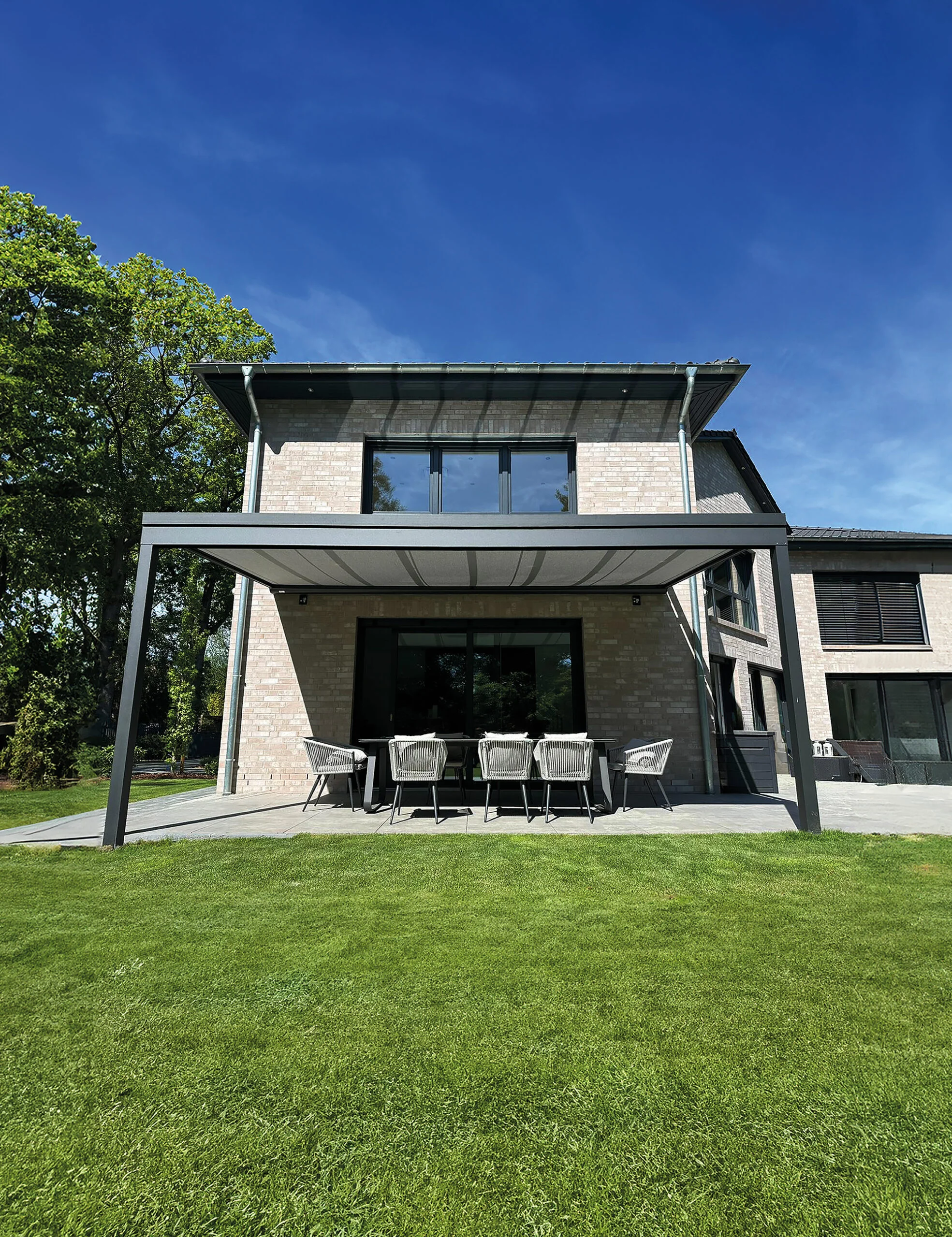 Exklusive Pergola mit Aluminium-Markise Anthrazit in Solingen
