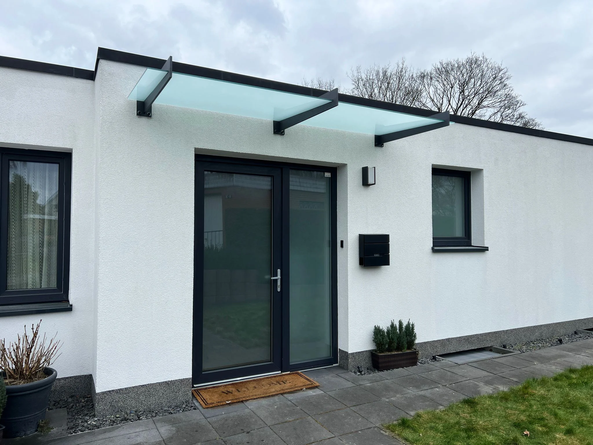 Glasvordach Milchglas breit Bungalow Köln