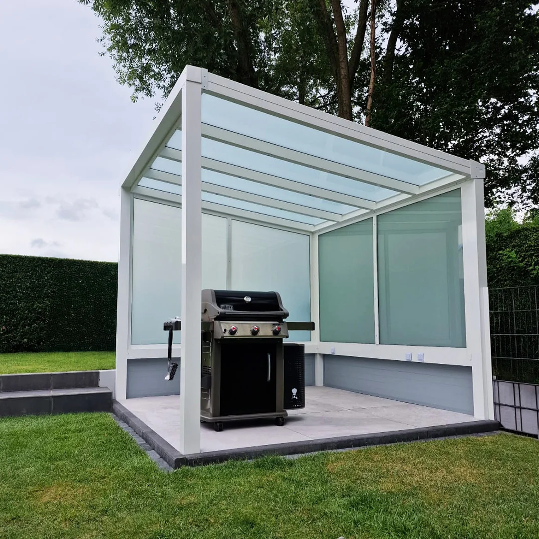Grillpavillon aus Glas und Aluminium weiß rundum verglast in Overath