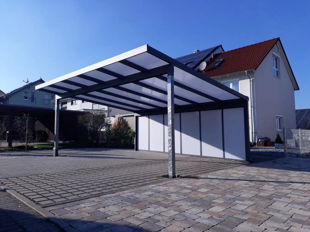 Großer Doppelcarport aus Aluminium mit Stegplatten und weißen Seitenpaneelen – Leverkusen