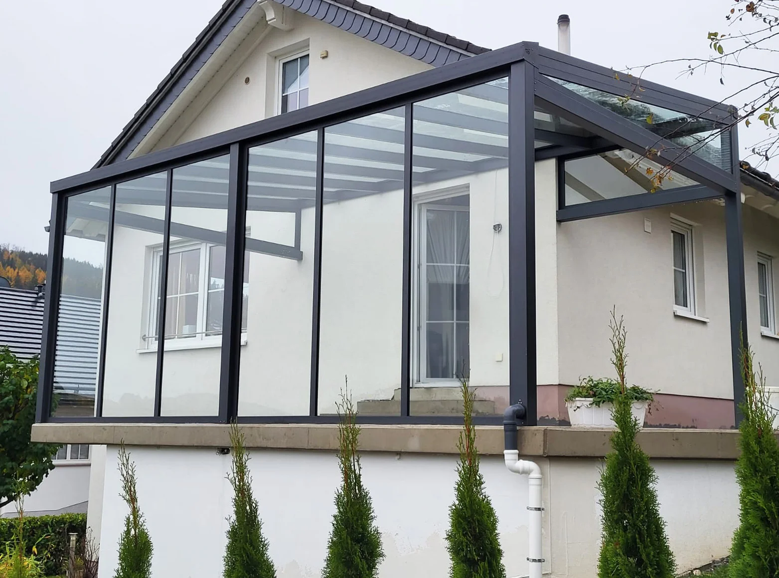 Kaltwintergarten Aluminium Anthrazit erhöhte Terrasse in Leichlingen