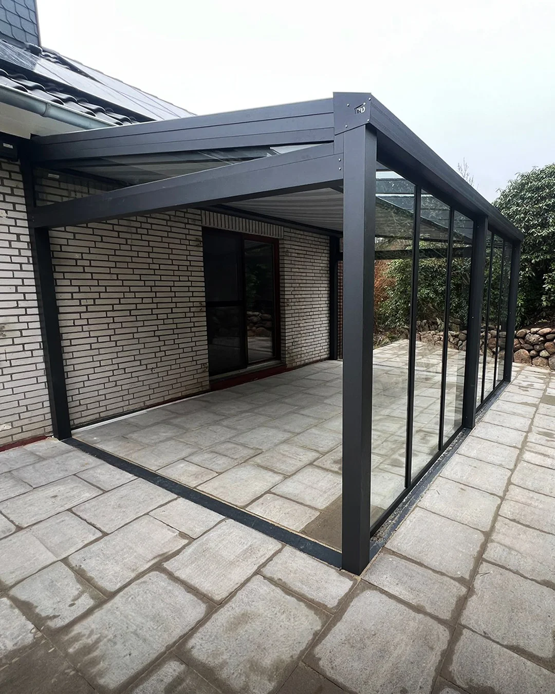 Kaltwintergarten Aluminium Anthrazit am Klinker in Langenfeld