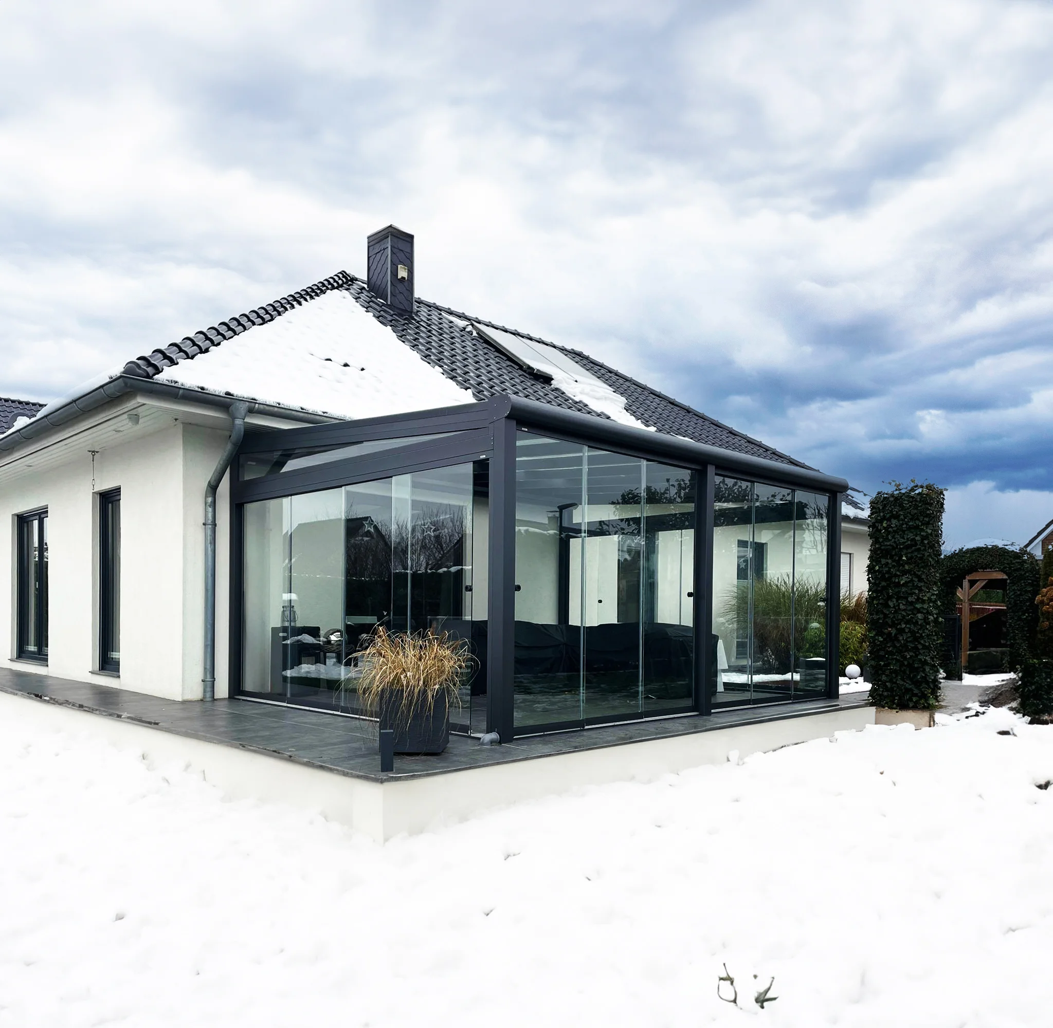 Wintergarten mit Glasschiebewänden im Schnee – Langenfeld