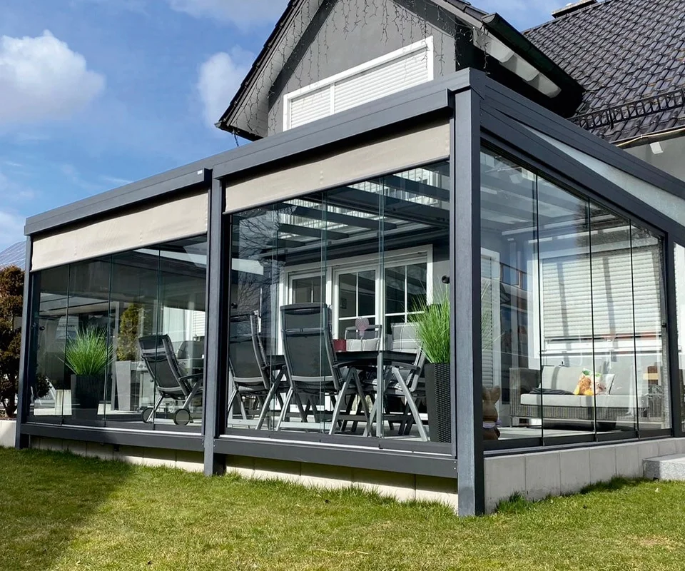 Kaltwintergarten in Aluminium mit Glasschiebewänden und Zip-Screen, Referenz aus Hilden