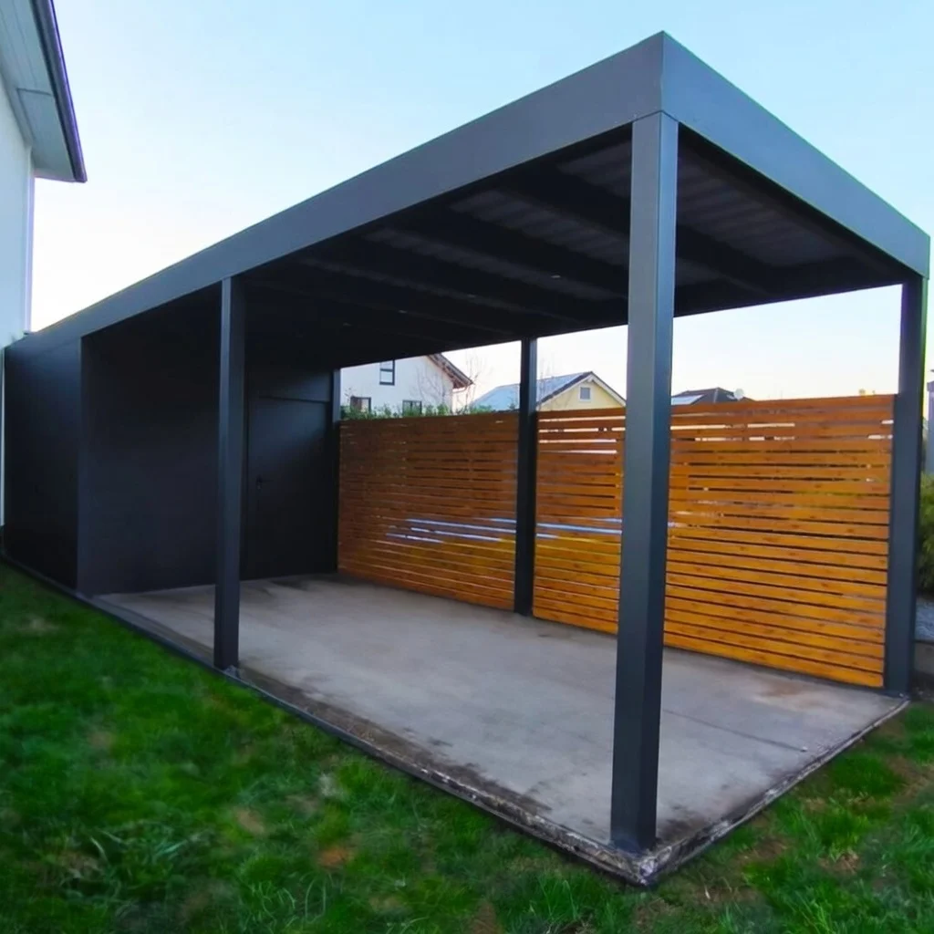 Metall-Carport anthrazit mit integriertem Geräteraum und Holzwand-Verkleidung