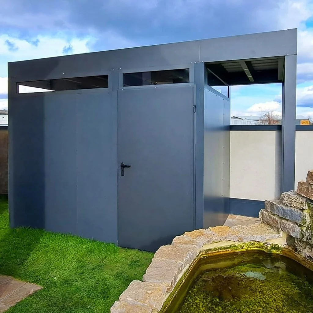 Metall-Gartenhaus anthrazit mit seitlichem Anbau – modulare Erweiterung