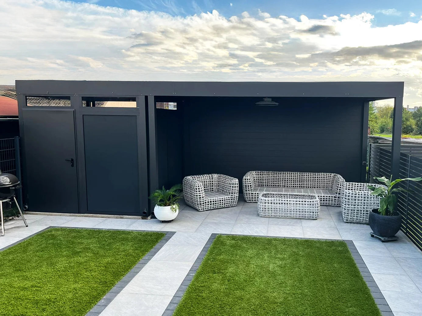 Metall-Gartenhaus in Anthrazit mit integriertem Loungebereich