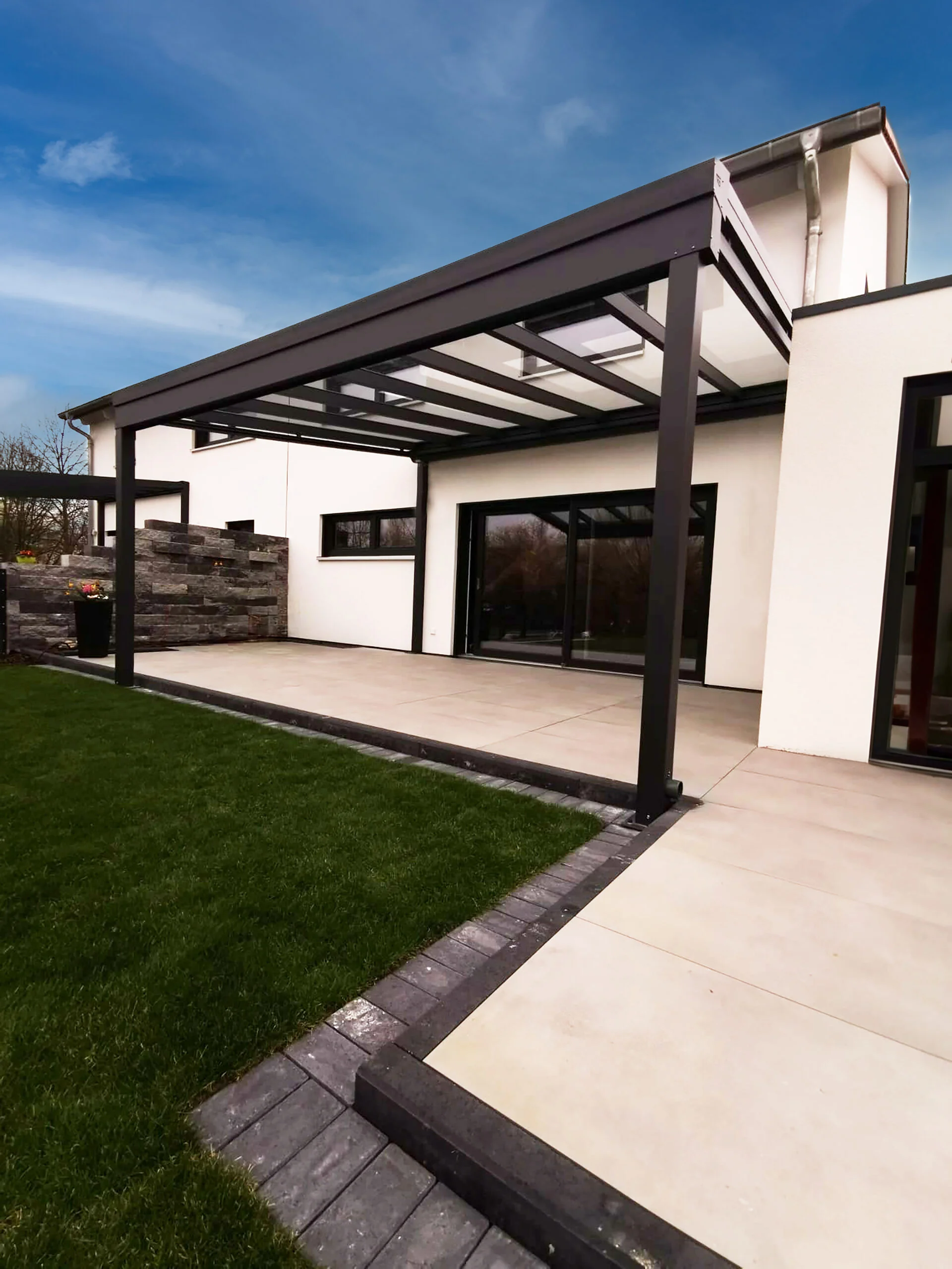 Moderne Terrassenüberdachung in Anthrazit – exklusives Design von Terrassenbauer24