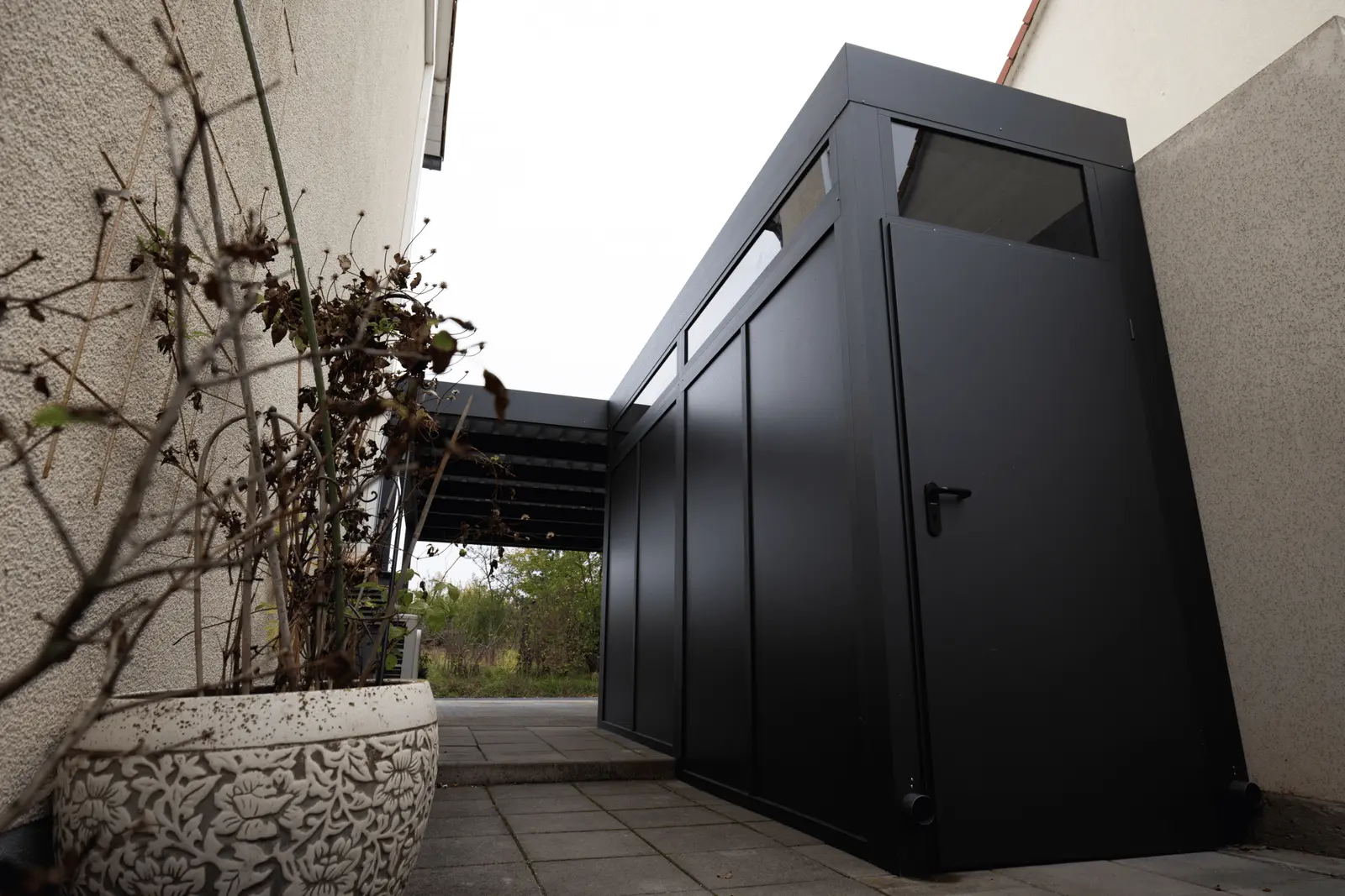 Schmales Metall-Gartenhaus anthrazit mit Durchgang