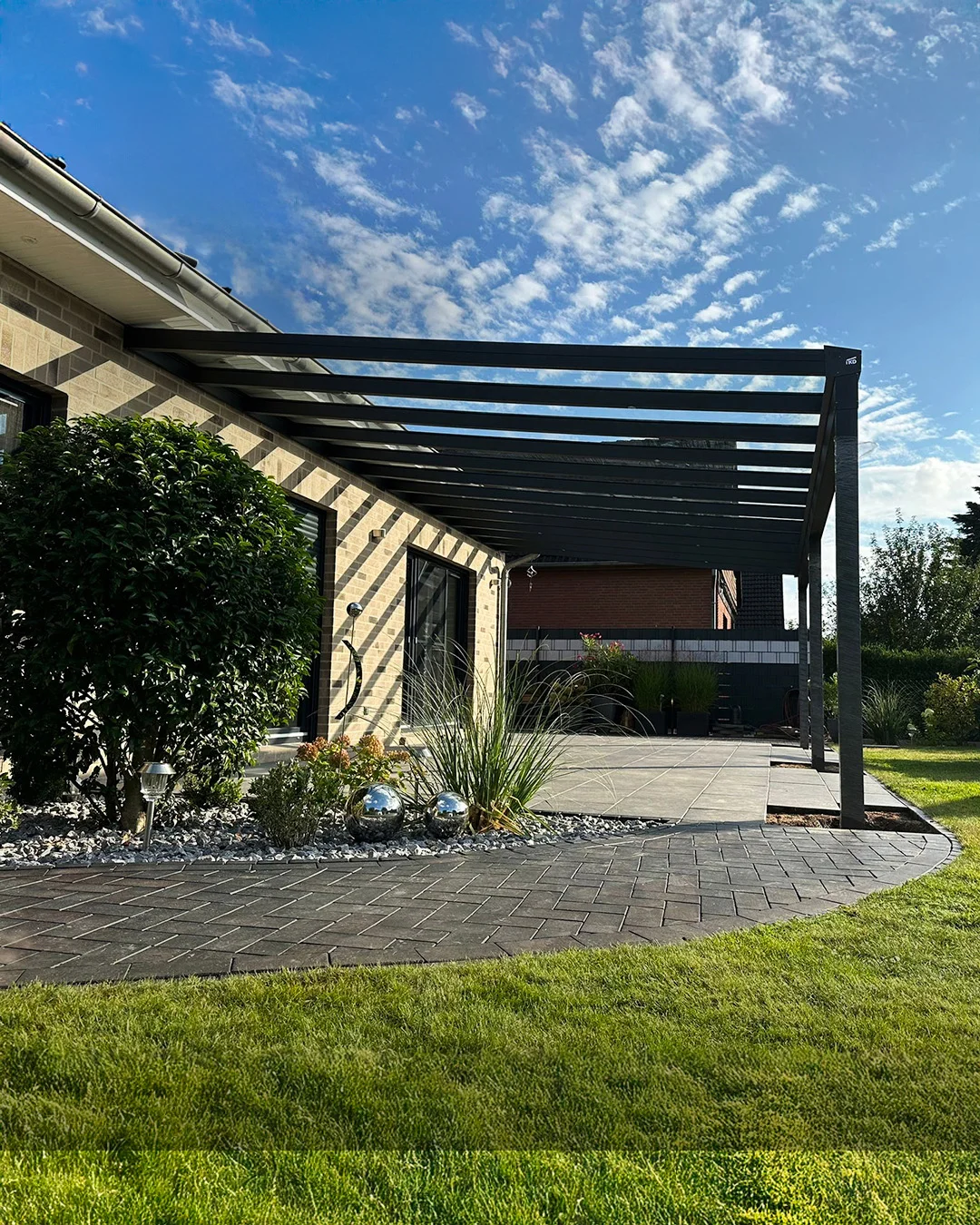 Terrassendach aus Aluminium in Anthrazit an einer Klinkerfassade in Solingen