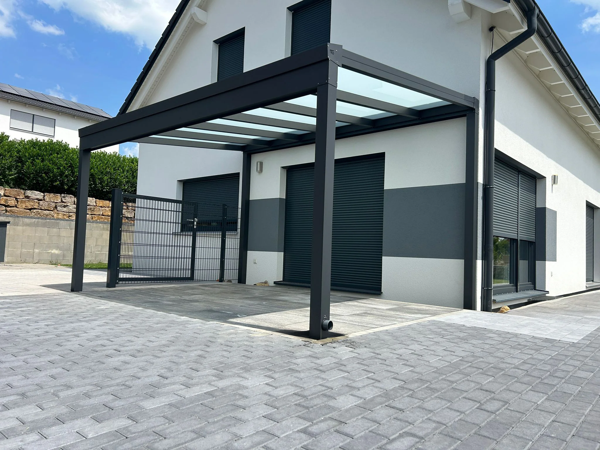 Terrassendach aus Glas und Aluminium in Anthrazit – realisiertes Projekt in Langenfeld