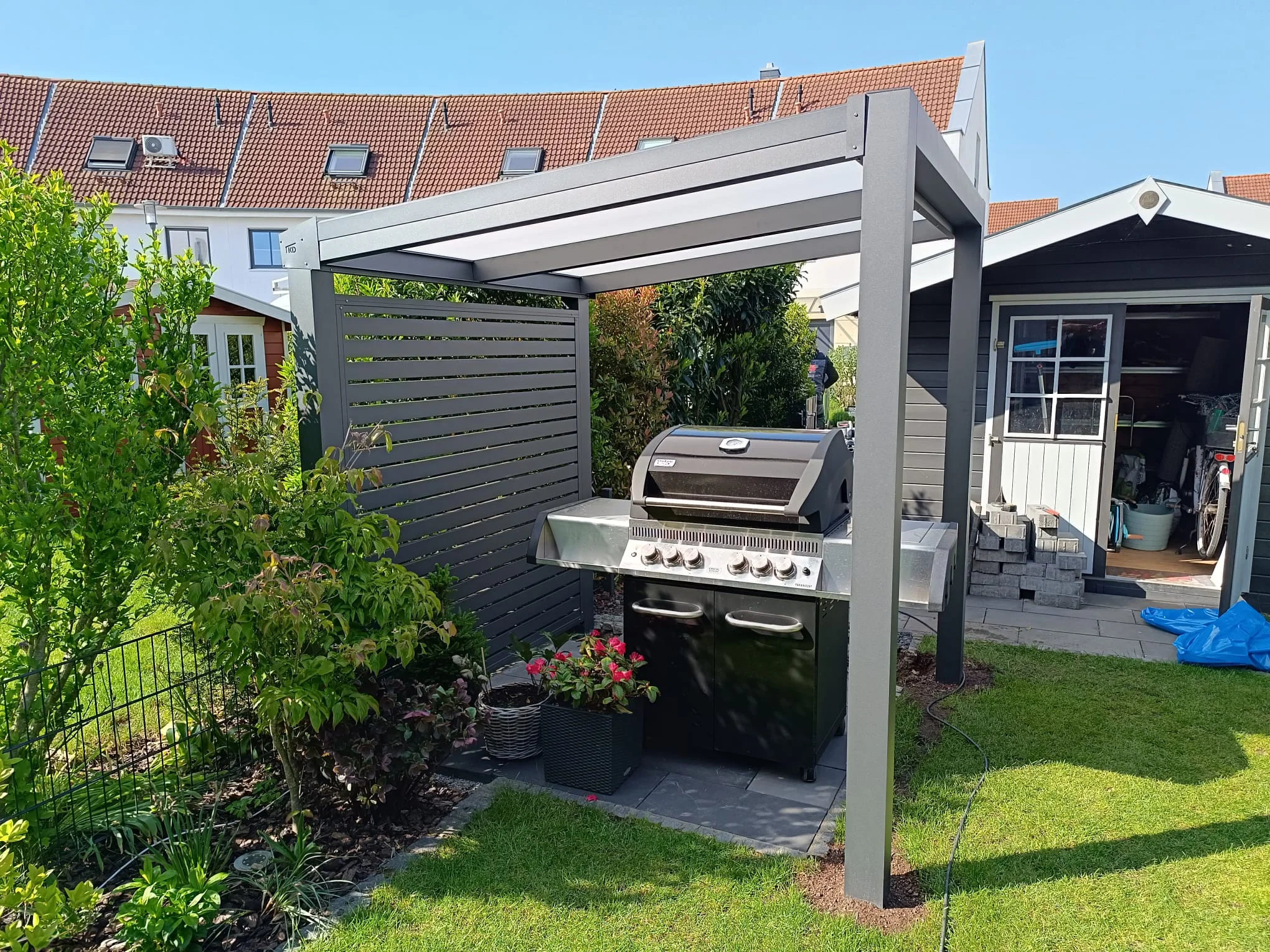Überdachter Grillplatz als Pergola in Anthrazit mit Sichtschutz in Hilden