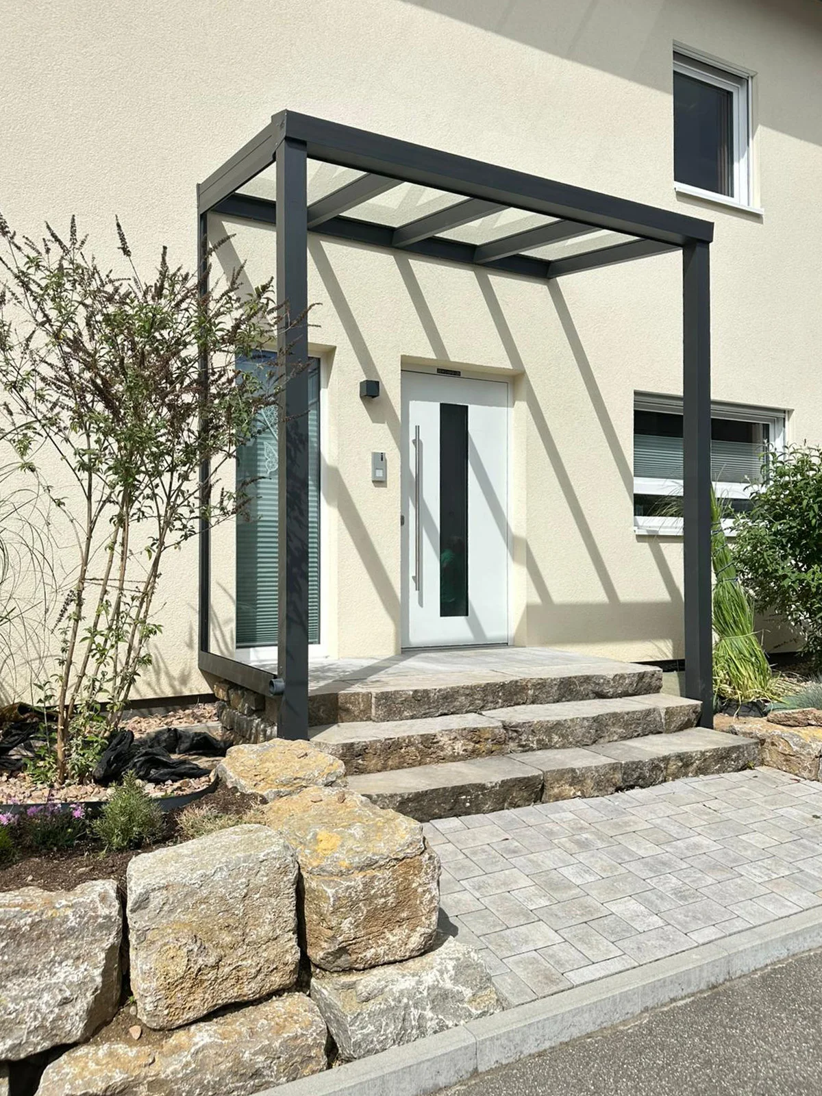 Vordach Aluminium Glasdach Natursteinstufen Köln