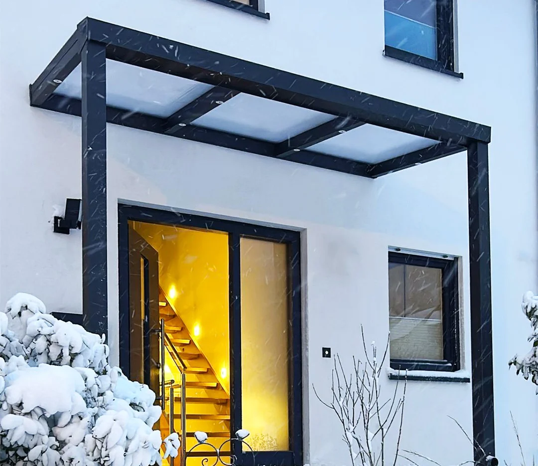 Winterfestes Vordach aus Aluminium mit Glasdach am Eingangsbereich in Lindlar