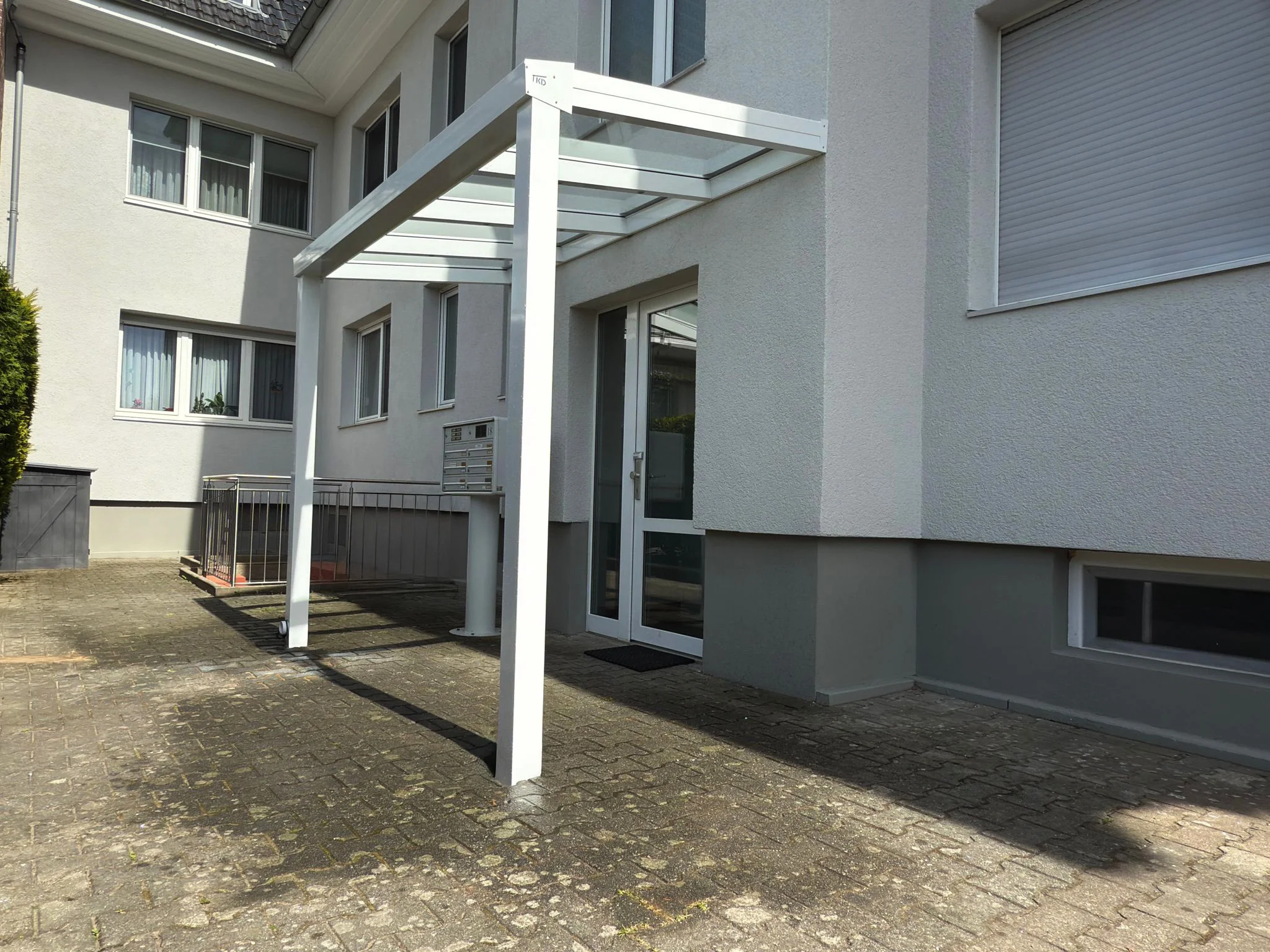 Vordach Aluminium Weiß Glasdach Mehrfamilienhaus Köln