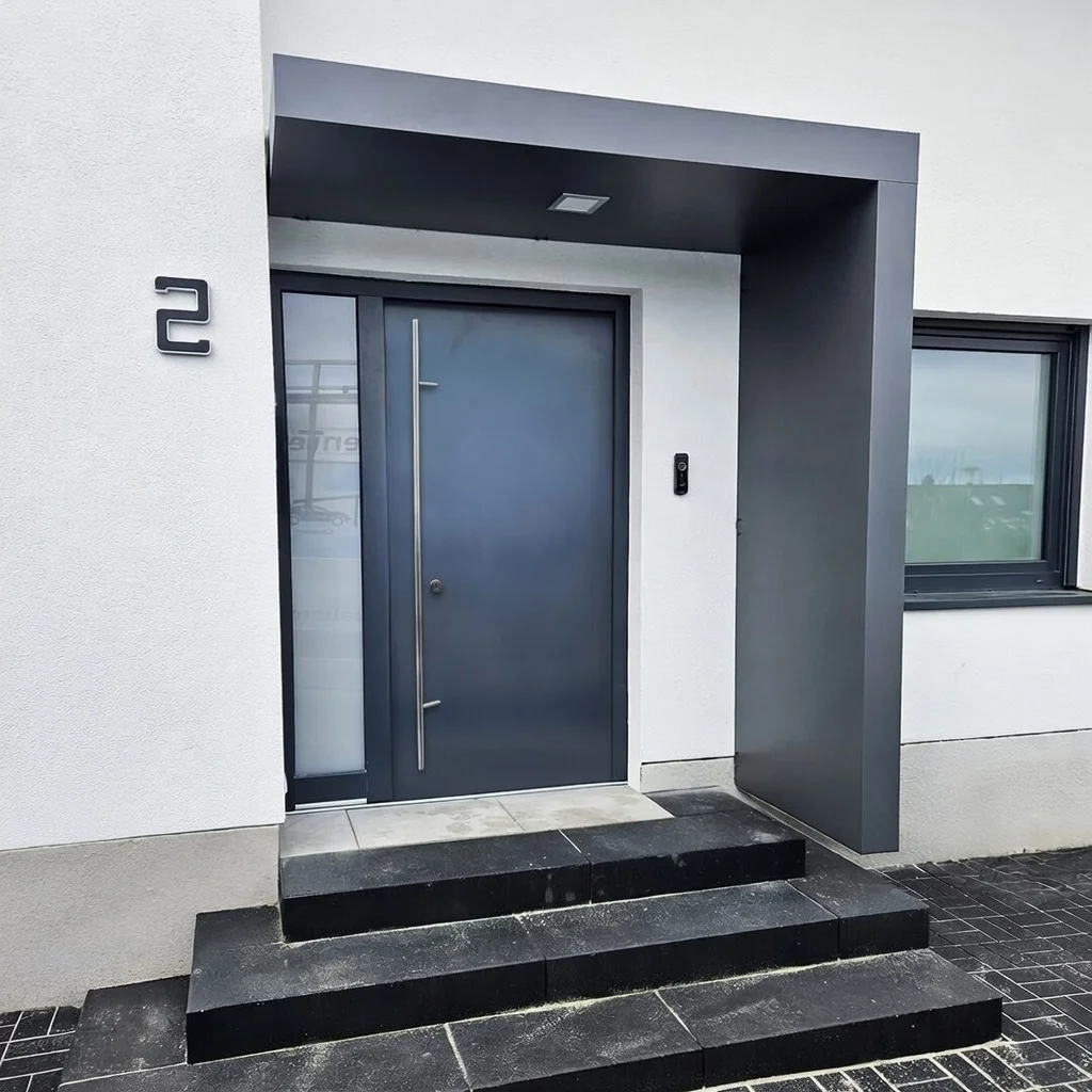 Vordach Box Anthrazit geschlossen dunkle Granitstufen Remscheid