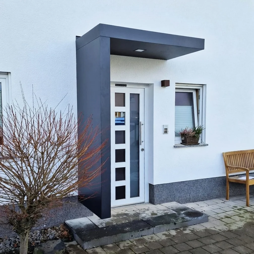 Boxvordach mit LED-Deckenspots an weißer Haustür in Remscheid