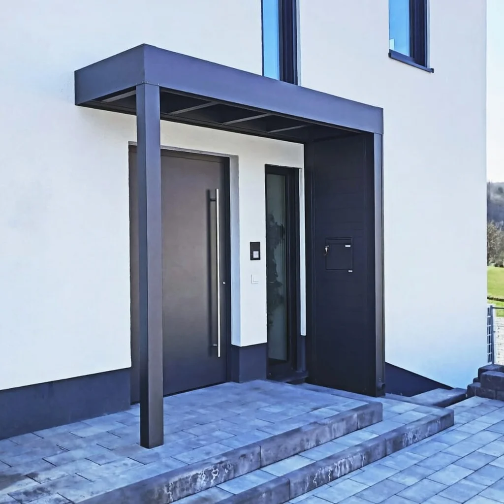 Freistehendes Vordach mit Säule und integriertem Briefkasten in Much