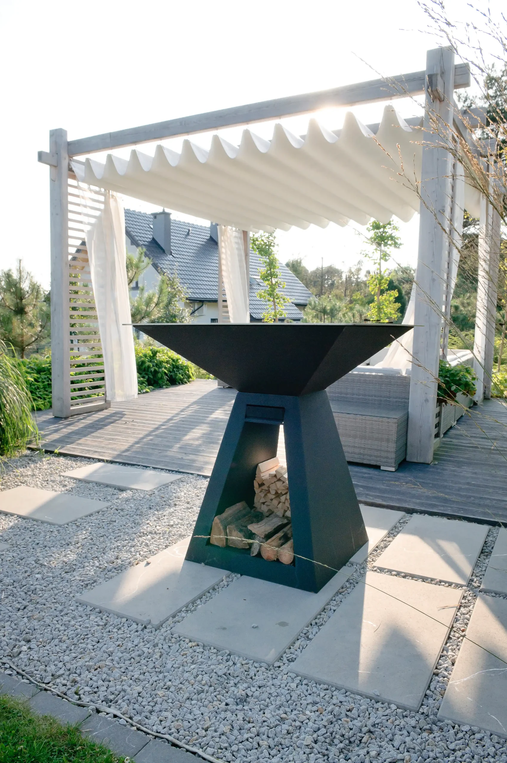 Motorisierte Pergola mit Lamellendach halb geöffnet in modernem Gartenambiente in Köln